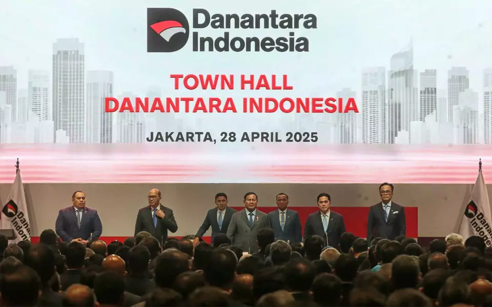Presiden Prabowo Subianto (tengah) didampingi Menteri BUMN Erick Thohir (kedua kanan), Chief Executive Officer (CEO) Badan Pengelola Investasi Daya Anagata Nusantara (BPI Danantara) Rosan Roeslani (kedua kiri), Chief Investment Officer (CIO) Pandu Patria Sjahrir (kiri), Chief Operating Officer (COO) Dony Oskaria (kanan), Menteri Sekretaris Negara Prasetyo Hadi (ketiga kanan) dan Sekretaris Kabinet Teddy Indra Wijaya (ketiga kiri) menyanyikan Indonesia Raya saat Town Hall Danantara Indonesia di Jakarta, Senin (28/4/2025). (B-Universe Photo/Joanito De Saojoao)