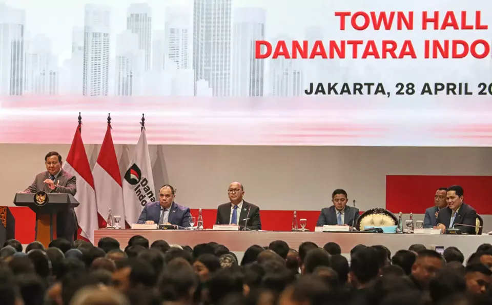 Presiden Prabowo Subianto (kiri) didampingi sejumlah pengelola Badan Pengelola Investasi Daya Anagata Nusantara (BPI Danantara), memberikan arahan saat Town Hall Danantara Indonesia di Jakarta, Senin (28/4/2025). (B-Universe Photo/Joanito De Saojoao)