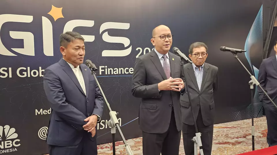 Menteri Investasi dan Hilirisasi/Kepala BKPM sekaligus CEO Danantara, Rosan P. Roeslani (tengah), Plt. Direktur Utama BSI Bob T. Ananta (kiri), dan Wakil Ketua Dewas Danantara sekaligus Komisaris Utama BSI Muliaman D. Hadad (kanan) pada acara BSI Global Islamic Finance Summit (GIFS) 2025 di Jakarta, Selasa (29/4/2025). (Investor Daily/Nida Sahara)