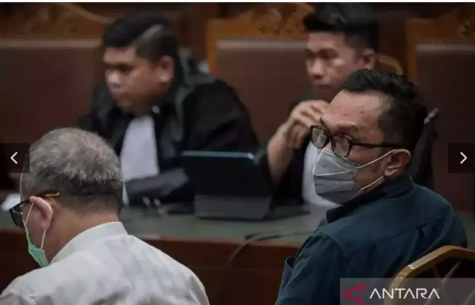 Heru Hanindyo (kanan) saat menjalani sidang pembacaan tuntutan di Pengadilan Tipikor, dalam kasus dugaan suap dan gratifikasi vonis bebas pembunuhan, Ronald Tannur tahun 2024. (Foto: ANTARA/Fauzan/YU)