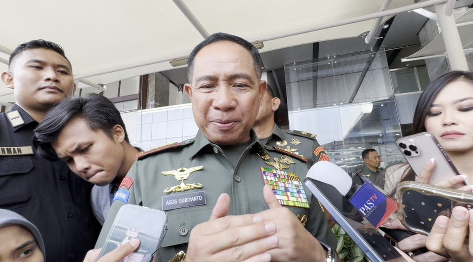 Panglima TNI Jenderal Agus Subiyanto di gedung DPR, kompleks parlemen, Senayan, Jakarta, Rabu, 30 April 2025. (Foto: Yustinus Patris Paat)

