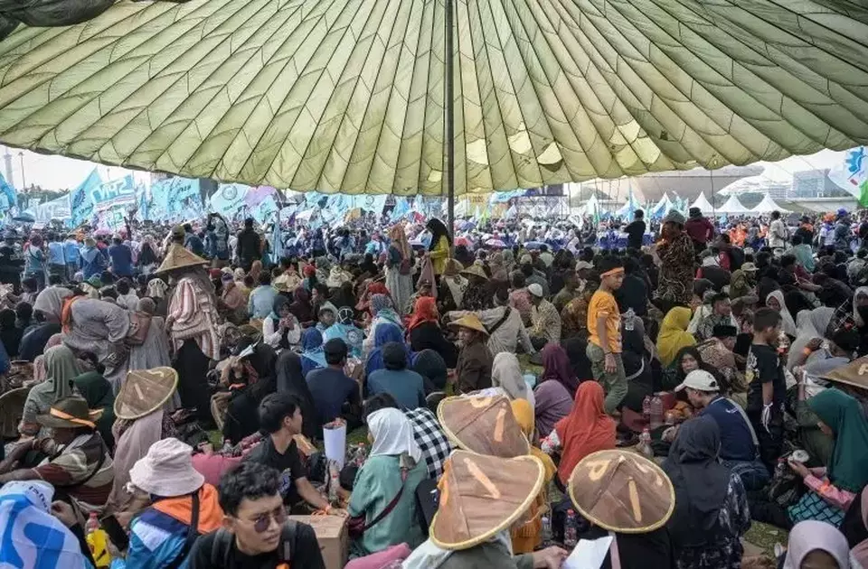 Sejumlah buruh mengikuti peringatan Hari Buruh Internasional di kawasan Monas, Jakarta, Kamis (1/5/2025). (Foto: ANTARA FOTO/Fauzan/YU)