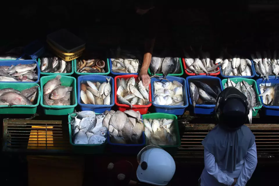 Warga membeli ikan laut di Pasar Setonobetek, Kota Kediri, Jawa Timur, bru-baru ini. (ANTARA FOTO/Prasetia Fauzani)