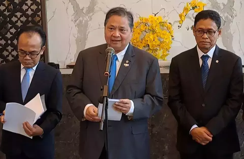 Menteri Koordinator Bidang Perekonomian Airlangga Hartarto (tengah) di Kantor Kemenko Perekonomian, Jakarta, Senin (5/5/2025). (B-Universe Photo/Bambang Ismoyo)