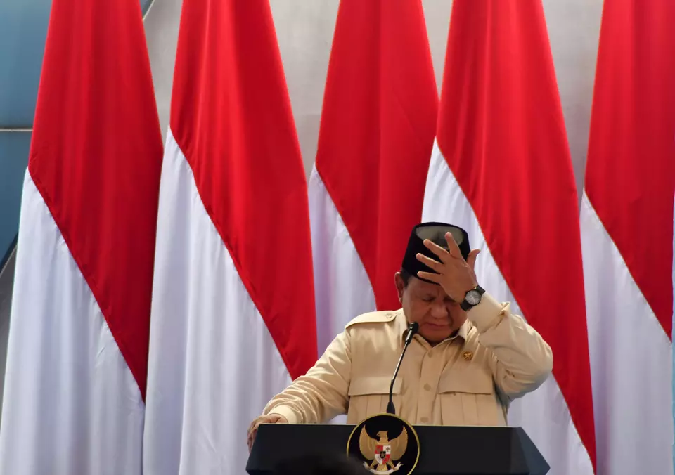 Presiden Prabowo Subianto saat menyampaikan sambutan di SDN Cimahpar 5, Kota Bogor, Jawa Barat, Jumat (2/5/2025). (ANTARA FOTO/Arif Firmansyah)