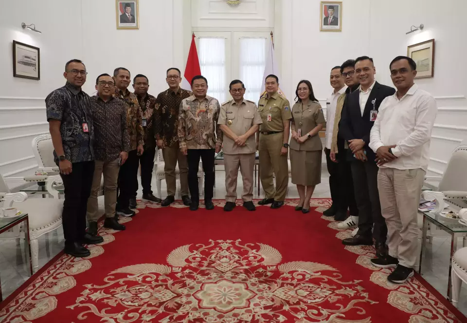 Direktur Utama Telkom Ririek Adriansyah beserta jajaran dan Gubernur DKI Jakarta Pramono Anung beserta jajaran melakukan foto bersama usai audiensi kesiapan penyelenggaraan acara Digiland pada Selasa, 29 April 2025. (Telkom Indonesia)