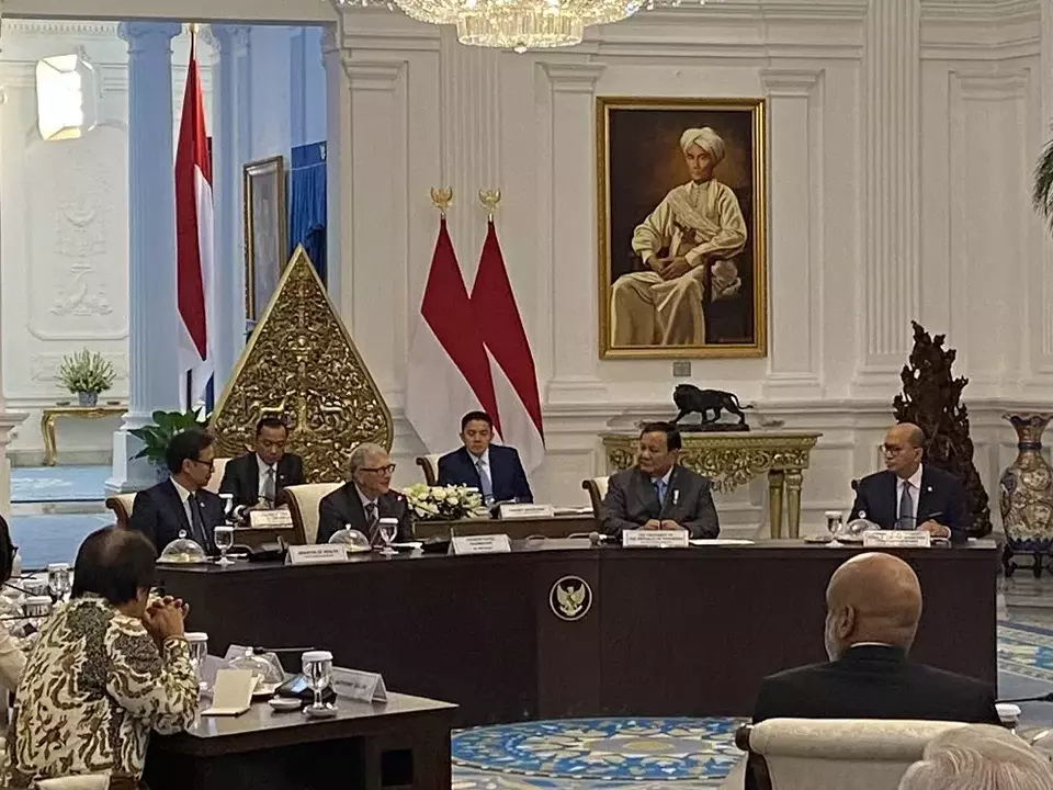 Presiden Prabowo Subianto dan tokoh filantropi dunia sekaligus pendiri Gates Foundation, Bill Gates, bersama para pengusaha besar di Istana Merdeka Jakarta, Rabu (7/5/2025). (Foto: B-Universe/ Ichsan Ali)