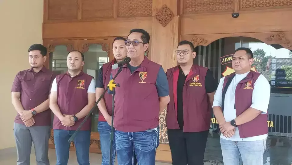 Direktur Tindak Pidana Umum (Dirtipidum) Bareskrim Polri, Brigjen Pol Djuhandhani Rahardjo Puro memberikan keterangan kepada awak media terkait aduan TPUA soal dugaan ijazah palsu Jokowi di Polresta Solo, Jawa Tengah, Kamis, 8 Mei 2025. (Beritasatu.com/Wijayanti Putri)