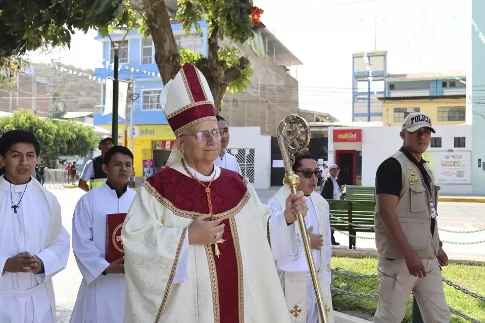Dalam foto yang dirilis oleh Keuskupan Chulucanas ini, Uskup Robert Prevost memimpin perayaan ulang tahun Keuskupan di Chulucanas, Peru, Senin (12/8/2024). (Foto: Keuskupan Chulucanas via AP)