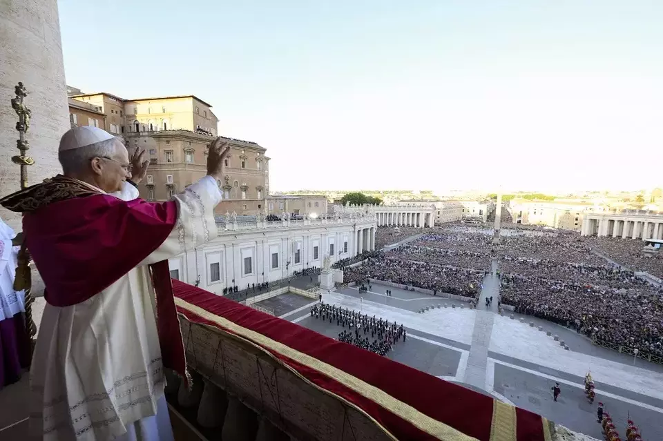 Paus Leo XIV yang baru terpilih melambaikan tangan kepada umat beriman dan peziarah yang berkumpul di Lapangan Santo Petrus tak lama setelah pemilihannya, Kamis (8/5/2025). (Foto: AP/ Vatican Media)