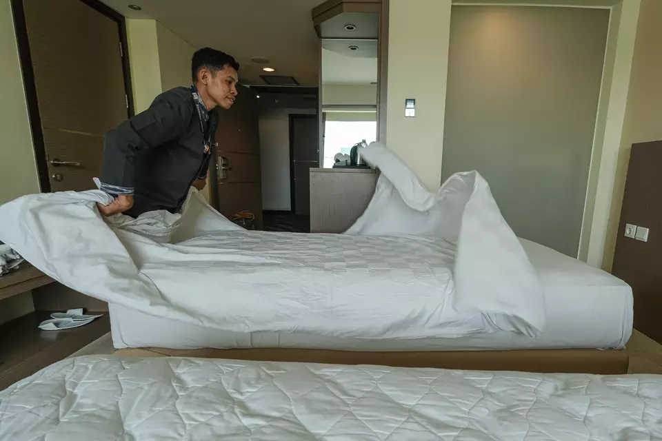 Pekerja merapikan seprai kamar di Hotel Claro, Kendari, Sulawesi Tenggara, Rabu (7/5/2025). (ANTARA FOTO/Andry Denisah)
