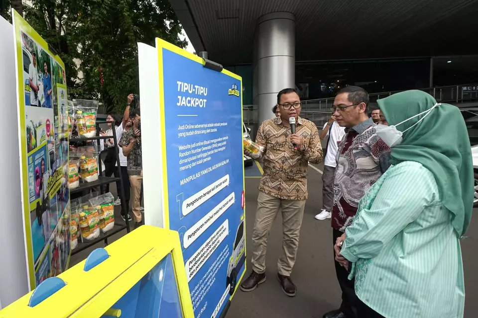 
Direktur Jenderal Pengawasan Ruang Digital Kementerian Komunikasi dan Digital Alexander Sabar dan Head of Regulatory and Public Affairs GoTo Financial Budi Gandasoebrata dalam acara Peluncuran Mobil #JudiPastiRugi di Kantor Komdigi, Kamis (15/05/2025). (Foto: Humas Kemkomdigi)