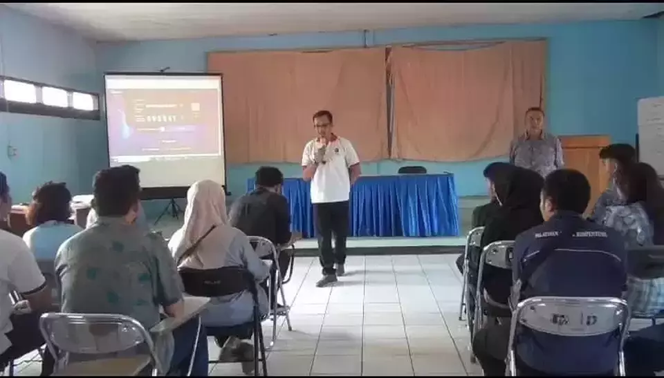 Sejumlah warga tengah mengikuti pelatihan bahasa Mandarin yang diselenggarakan Balai Latihan Kerja (BLK) Disnakertrans Subang, Jawa Barat, Jumat (16/5/2025).

