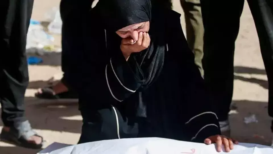 Seorang pelayat bereaksi selama pemakaman warga Palestina yang tewas dalam serangan Israel di rumah sakit Indonesia di Beit Lahia. (Foto: Reuters)