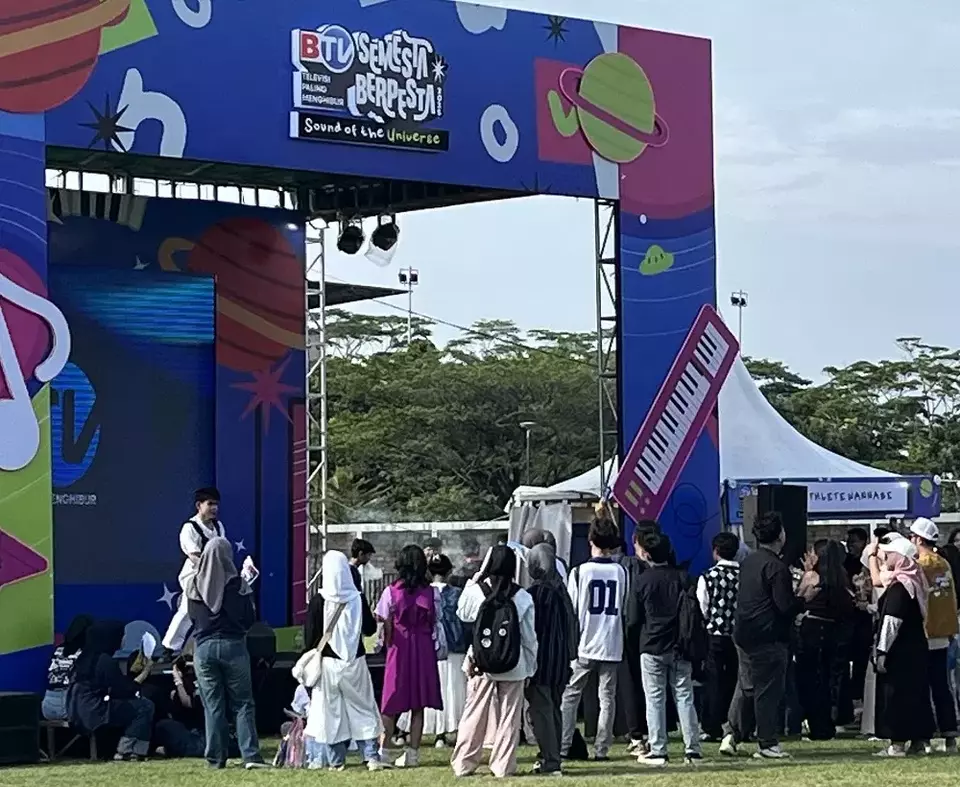 Ribuan warga Palembang terus memadati venue pelaksanaan BTV Semesta Berpesta Palembang pada Sabtu (17/5/2025) di Lapangan Atletik Jakabaring, Palembang. (Foto: B-Universe/ Zhulfakar)