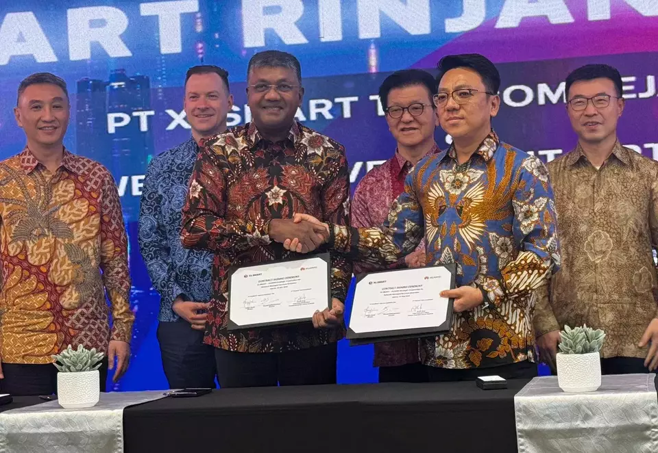 Direktur & Chief Technology Officer XLSMART, Shurish Subbramaniam (ketiga kiri) bersama Chief Executive Officer Huawei Indonesia Carrier Business, Kevin Zhou (kedua kanan) usai penandatanganan kerja sama antara XLSmart dan Huawei di kantor XLSmart Tower, Jakarta. Selasa (20/5). Foto/EXCL.