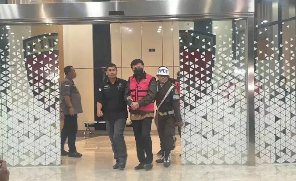 Direktur Utama PT Sri Rejeki Isman Tbk (Sritex) 2014-2023 yang saat ini menjabat sebagai Komisaris Utama, Iwan Setiawan Lukminto usai ditetapkan tersangka dugaan kasus korupsi pemberian kredit bank.