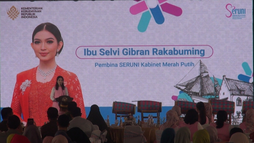 Ketua Dewan Pembina Solidaritas Perempuan Kabinet Merah Putih (Seruni) Selvi Ananda saat membuka event Warna Budaya di Fort Rotterdam, Kota Makassar, Sulawesi Selatan, Kamis (22/5/2025). 
