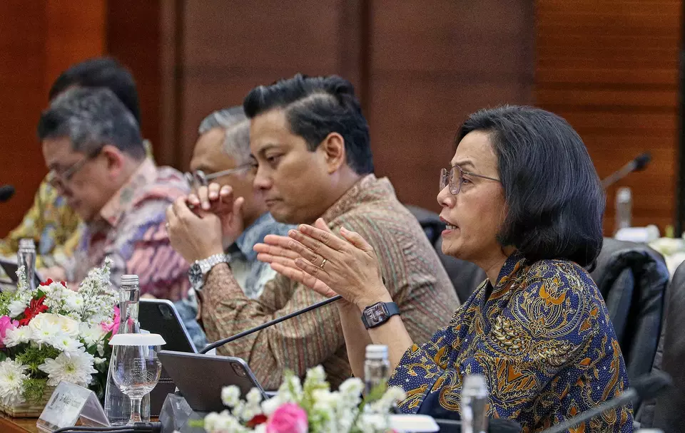 Menteri Keuangan Sri Mulyani Indrawati (kanan), didampingi sejumlah pejabat eselon 1 Kemenkeu, dalam pemaparan saat konferensi pers APBN  Kinerja dan Fakta (KiTa) Edisi Mei 2025 di Kementrian Keuangan, Jakarta, Jumat (23/05/2025). Pemerintah menyampaikan realisasi belanja negara sebesar Rp806,2 triliun. Belanja pemerintah pusat sudah terealisasi 20,2% dari pagu dalam Anggaran Pendapatan dan Belanja Negara (APBN) 2025, yaitu Rp 546,8 triliun. Berita Satu Photo/Joanito De Saojoao.
