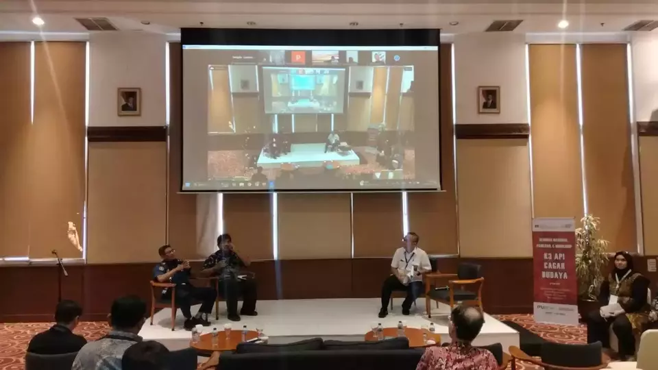 Kepala Bidang Pencegahan Kebakaran Dinas Penanggulangan Kebakaran dan Penyelamatan Prov. DKI Jakarta Budi Haryono, Arkeolog Senior/Museolog Kresno Yulianto, Direktur Keberlanjutan Konstruksi, Ditjen Bina Konstruksi Kementerian Pekerjaan Umum Kimron Manik, saat seminar K3 Api Cagar Budaya, di Jakarta, Kamis (22/5/2025)