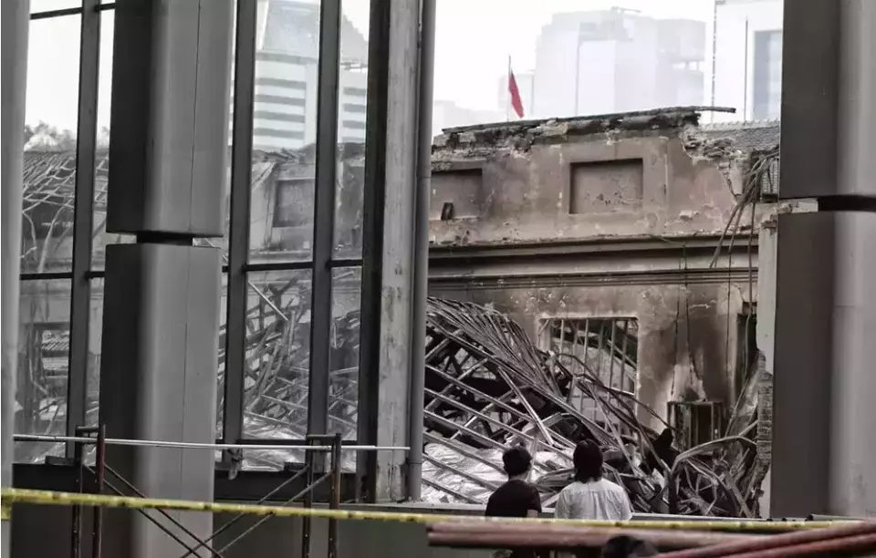 Tim dari Inafis dan Puslabfor Polri saat mengecek lokasi pasca kebakaran di area belakang gedung A Museum Nasional, Jakarta Pusat, Minggu (17/9/2023). (Beritasatu.com/Joanito De Saojoao)