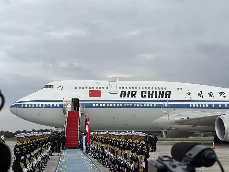 Sore ini, Sabtu (24/5/2025) pesawat terbang Air China milik Perdana Menteri China Li Qiang telah tiba di Pangkalan Udara TNI AU Halim Perdanakusuma, Indonesia pada pukul 15.30 WIB. (Foto: B-Universe/ Agnes)