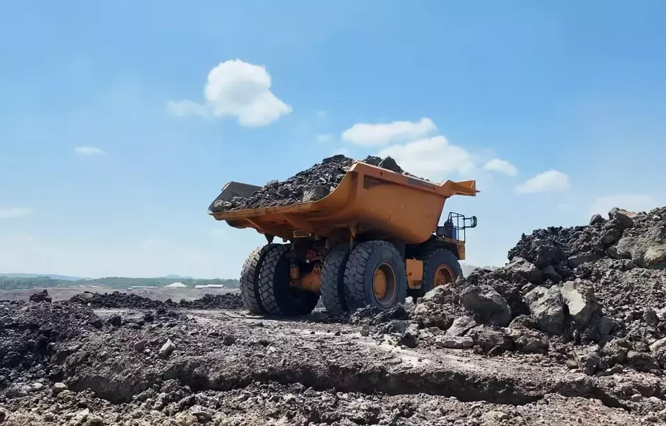 Ilustrasi Dump Truck  di Pertambangan 