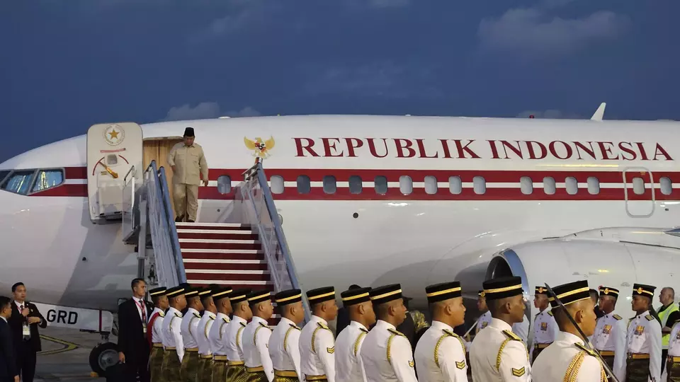 Presiden Prabowo Subianto tiba di Bandar Udara Tentera Udara Diraja Malaysia Subang, Selangor, Malaysia, pada Minggu (25/5/2025).