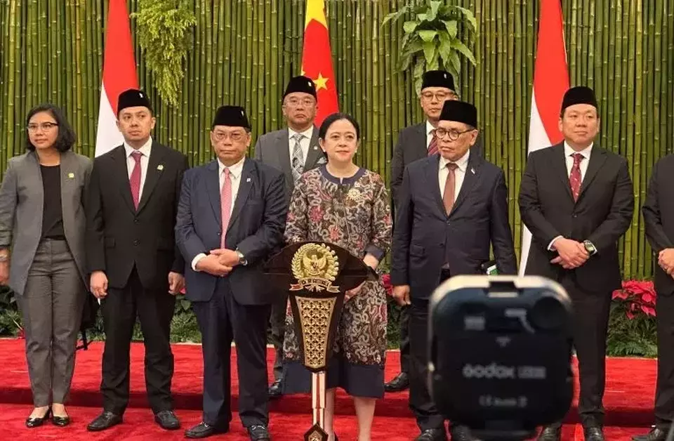 Ketua DPR RI Puan Maharani ditemani sejumlah anggota dewan saat memberikan keterangan usai bertemu dengan Perdana Menteri (PM) China Li Qiang di kompleks parlemen, Senayan, Jakarta, Minggu (25/5/2025). (Foto: ANTARA/ Rio Feisal)
