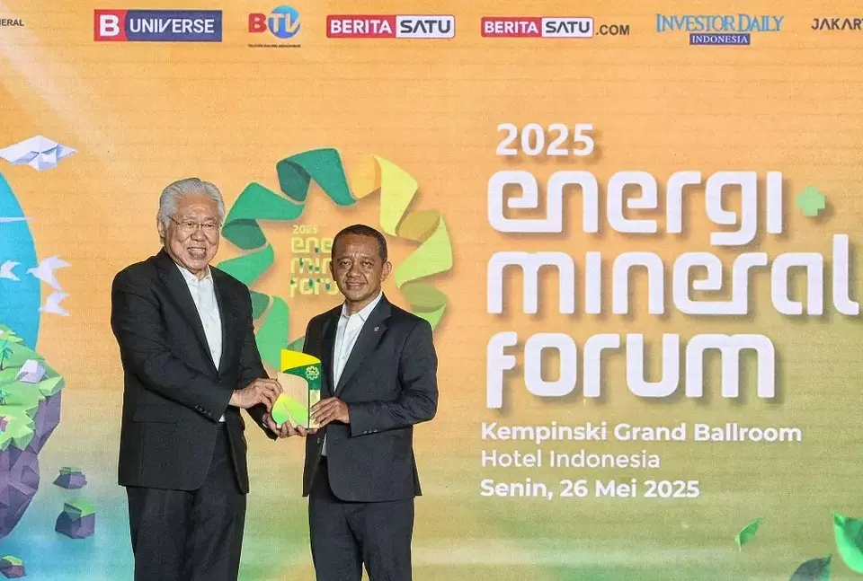 Executive Chairman B-Universe Enggartiasto Lukita (kiri) memberikan cenderamata kepada Menteri ESDM Bahlil Lahadalia usai memberikan sambutan dalam pembukaan acara Energi Mineral Forum 2025 yang diselenggarakan Kementerian Energi dan Sumber Daya Mineral (ESDM) berkolaborasi dengan media grup B-Universe di Jakarta, Senin (26/5/2025). (Foto: B-Universe/ Joanito De Saojoao)