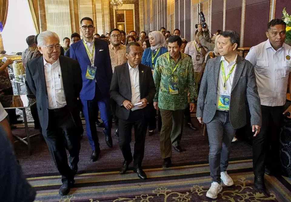 Menteri ESDM Bahlil Lahadalia (tengah), berjalan bersama Direktur Utama Mining Industry Indonesia (MIND ID) Maroef Sjamsoeddin (tiga kanan), Executive Chairman B-Universe Enggartiasto Lukita (kiri), dan CEO B-Universe Rio Abdurachman (dua kanan), pada pembukaan acara Energi dan Mineral Forum 2025 yang diselenggarakan Kementerian Energi dan Sumber Daya Mineral (ESDM) berkolaborasi dengan media grup B-Universe di Jakarta, Senin (26/5/2025). (Foto: B-Universe/ Joanito De Saojoao)