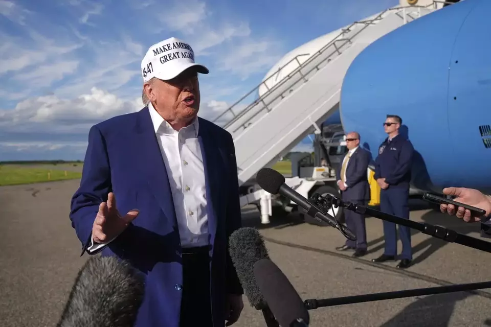 Presiden AS Donald Trump berbicara kepada para wartawan sebelum naik pesawat kepresidenan Air Force One di Bandara Kota Morristown di Morristown, New Jersey, pada Minggu (25/05/2025). Trump antara lain menjelaskan kebijakan tarif impornya. (Investor Daily/AP Photo/Manuel Balce Ceneta)