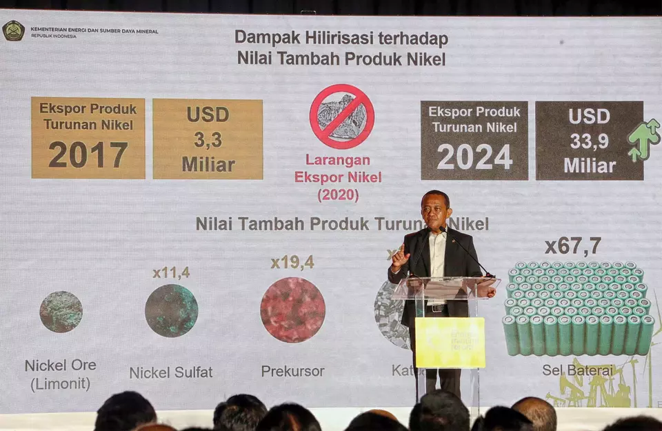 Menteri ESDM Bahlil Lahadalia memberikan sambutan dalam pembukaan acara Energi dan Mineral Forum 2025 yang diselenggarakan Kementerian Energi dan Sumber Daya Mineral (ESDM) berkolaborasi dengan media grup B-Universe di Jakarta, Senin (26/5/2025). (B-Universe Photo/Joanito De Saojoao)