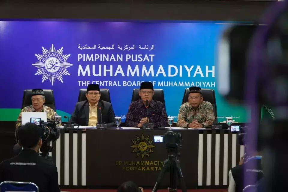 Ketum PP Muhammadiyah Haedar Nashir dan pimpinan Muhammadiyah lainnya saat menyampaikan keterangan. 