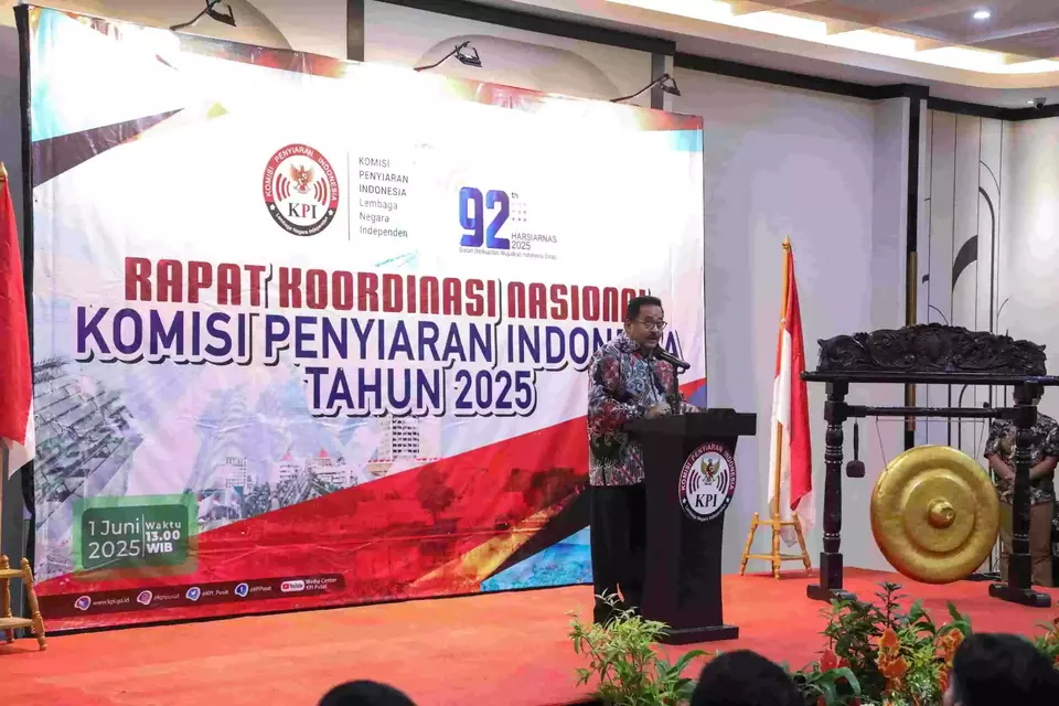 Wakil Gubernur DKI Jakarta Rano Karno saat menghadiri Rapat Koordinasi Nasional (Rakornas) Komisi Penyiaran Indonesia (KPI) Tahun 2025 sekaligus peringatan Hari Penyiaran Nasional ke-92 di Tavia Heritage Hotel, Cempaka Putih, Jakarta Pusat, pada Minggu (1/6/2025). 