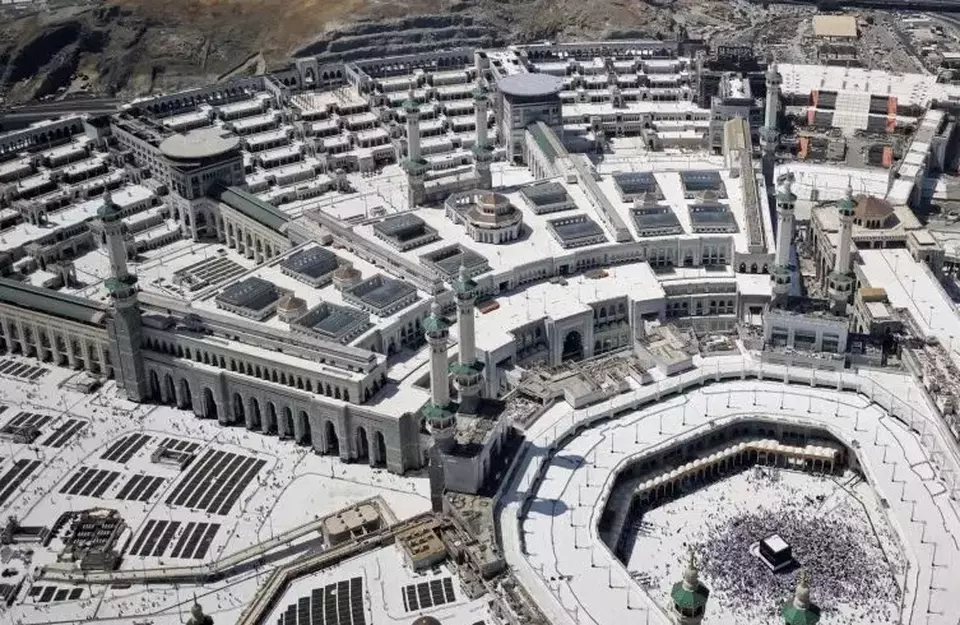 Jamaah calon haji dari berbagai negara melakukan Tawaf dengan latar belakang area perluasan tahap ketiga Masjidil Haram, Makkah, Arab Saudi, Selasa (27/5/2025). (Foto: ANTARA FOTO/Andika Wahyu)