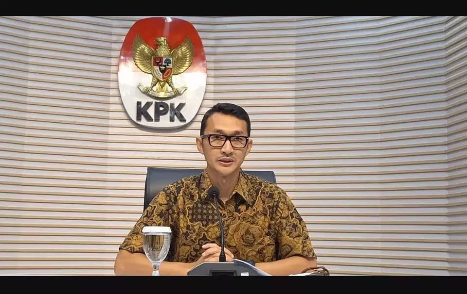 Jubir Komisi Pemberantasan Korupsi (KPK) Budi Prasetyo menyampaikan kajian lembaganya terkait dana parpol akan masuk dalam revisi Undang-Undang (UU) Pemilusaat konferensi persi di Gedung Merah Putih, Jakarta, Rabu (21/5/2025). (Foto: B-Universe/ Yustinus Patris Paat)