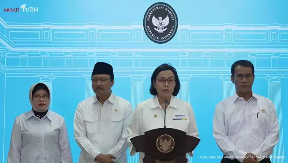 Menteri Keuangan Sri Mulyani (kedua dari kanan) saat menyampaikan keterangan pers usai rapat terbatas (Ratas) terkait Stimulus Ekonomi di Kantor Presiden, Jakarta, Senin (2/6/2025). (Tangkapan Layar: youtube, Sekretariat Presiden)