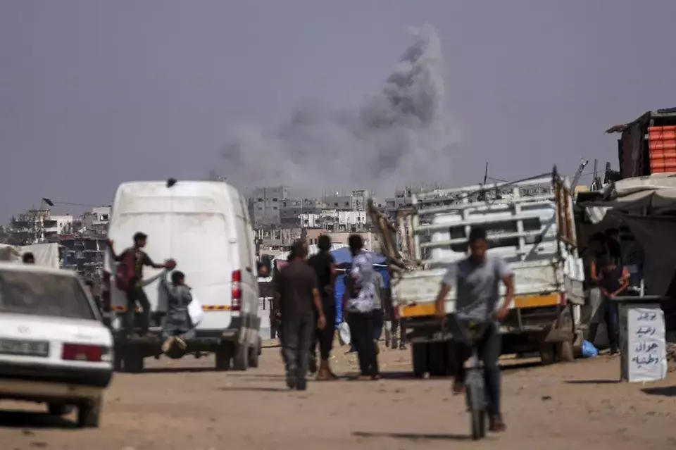 Asap mengepul dari serangan udara tentara Israel di sebelah timur Khan Younis, Gaza, Jumat (6/6/2025). (Foto: AP/ Abdel Kareem Hana)