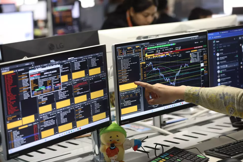 Karyawan tengah memantau pasar di dealing room BNI. (Investor Daily/David Gita Roza)
