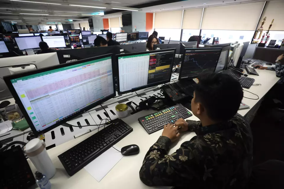 Karyawan tengah memantau pasar. (Investor Daily/David Gita Roza)