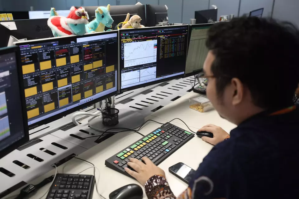 Karyawan tengah memantau pasar. (Investor Daily/David Gita Roza)