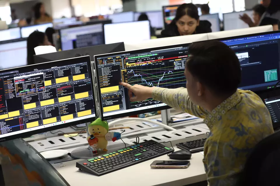 Karyawan tengah memantau pasar. (Investor Daily/David Gita Roza)