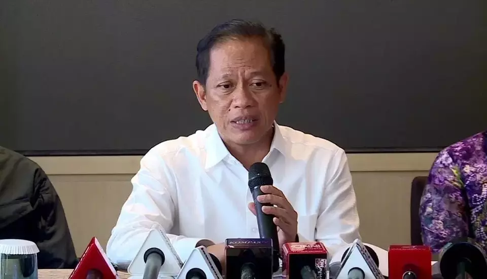 Menteri Lingkungan Hidup (LH) Hanif Faisol menyatakan aktivitas pertambangan yang dilakukan PT Gag Nikel di Pulau Gag, Raja Ampat, Papua Barat Daya, tidak menimbulkan dampak lingkungan yang signifikan dalam konferensi pers yang diselenggarakan di Jakarta, Minggu (9/6/2025). (Foto: B-Universe/ Reza Hery Pamungkas)