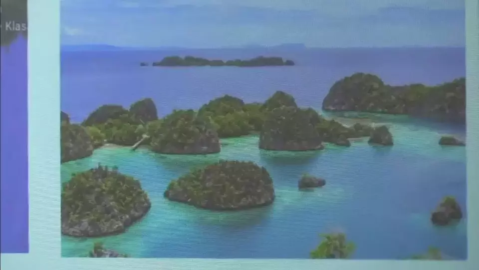 Menteri Lingkungan Hidup dan Kehutanan (KLHK) Hanif Faisol menyatakan bahwa aktivitas pertambangan yang dilakukan PT Gag Nikel di Pulau Gag, Raja Ampat, Papua Barat Daya, tidak menimbulkan dampak lingkungan yang signifikan dalam konferensi pers yang diselenggarakan di Jakarta, Minggu (9/6/2025). (Foto: B-Universe/ Reza Hery Pamungkas)