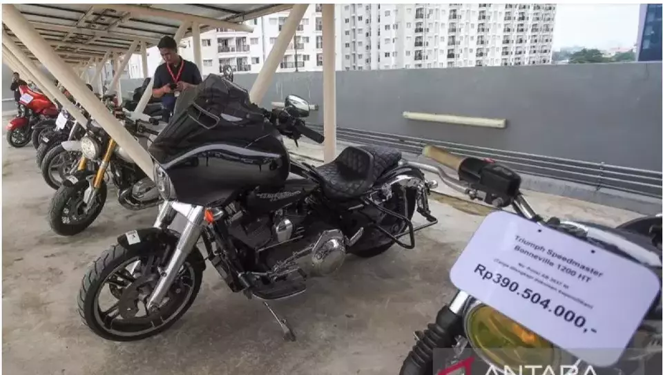 Staf direktorat Pelacakan Aset, Pengelolaan Barang Bukti, dan Eksekusi (Labuksi) KPK berada di antara sejumlah sepeda motor sitaan hasil rampasan kasus korupsi yang akan dilelang di Rumah Penyimpanan Benda Sitaan (Rupbasan) KPK, Cawang, Jakarta, Kamis (5/12/2024). ANTARA FOTO/Reno Esnir/app/tom/am