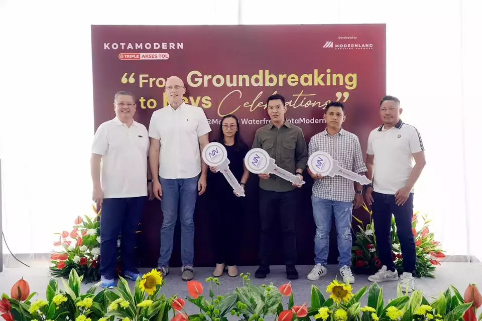 (Kedua kiri) Residential & Commercial Director Modernland Realty Sami Miettinen, didampingi (paling kiri) General Manager Marketing Rescom Modernland Realty Sami Miettinen dan (paling kanan) Technical General Manager Residential & Commercial Modernland Realty Ruswin Yusdiantoro saat melakukan serah terima unit rumah kepada konsumen di Modern Waterfront Residence, Kota Modern, Tangerang. (Foto Ist)