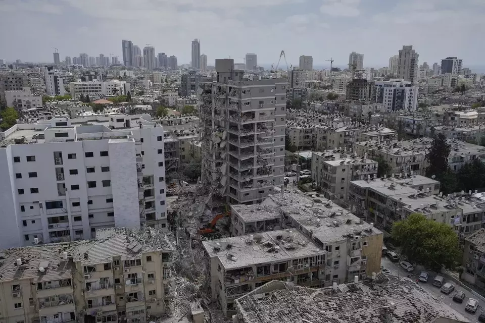 Pemandangan gedung-gedung permukiman yang hancur akibat serangan rudal Iran di Bat Yam, Israel tengah, pada Minggu, 15 Juni 2025.
(Foto: AP/Baz Ratner)