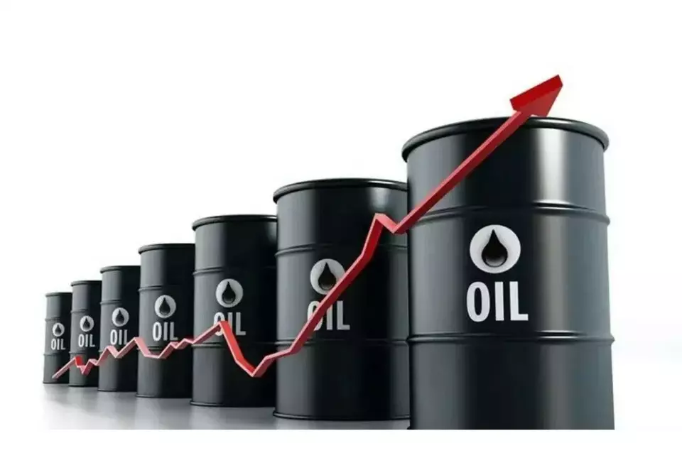 Ilustrasi barel minyak hitam dengan panah merah menggambarkan kenaikan harga minyak. (Foto: ANTARA/Shutterstock/pri)