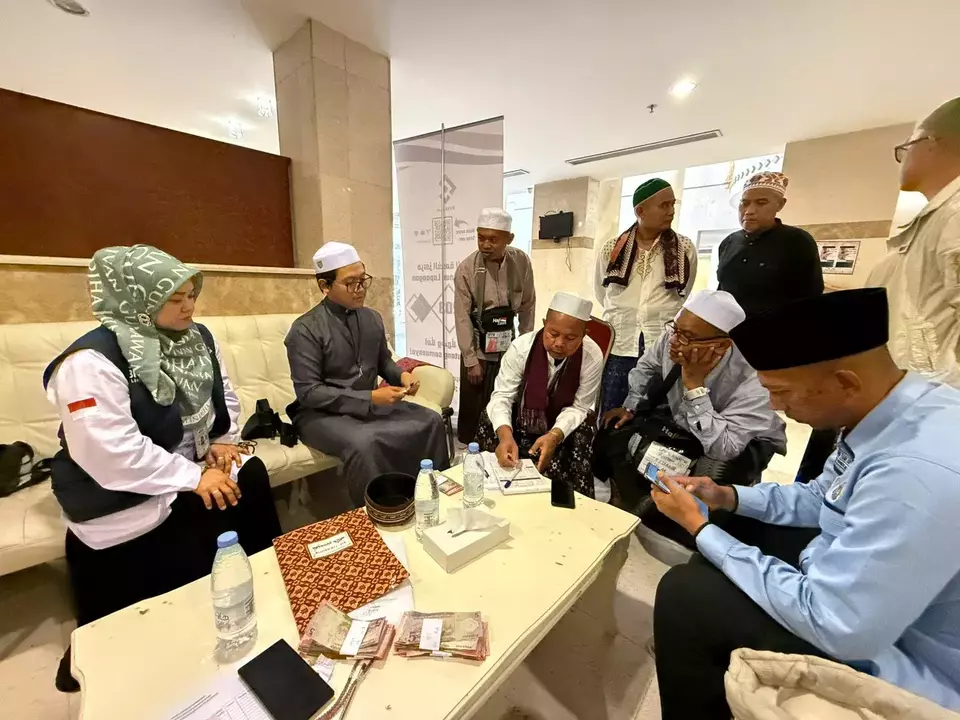 BPKH Limited menyalurkan kompensasi atas kekurangan layanan konsumsi bagi jemaah haji Indonesia pada 14 Zulhijah1446 H (10 Juni 2025) di Makkah, Arab Saudi.